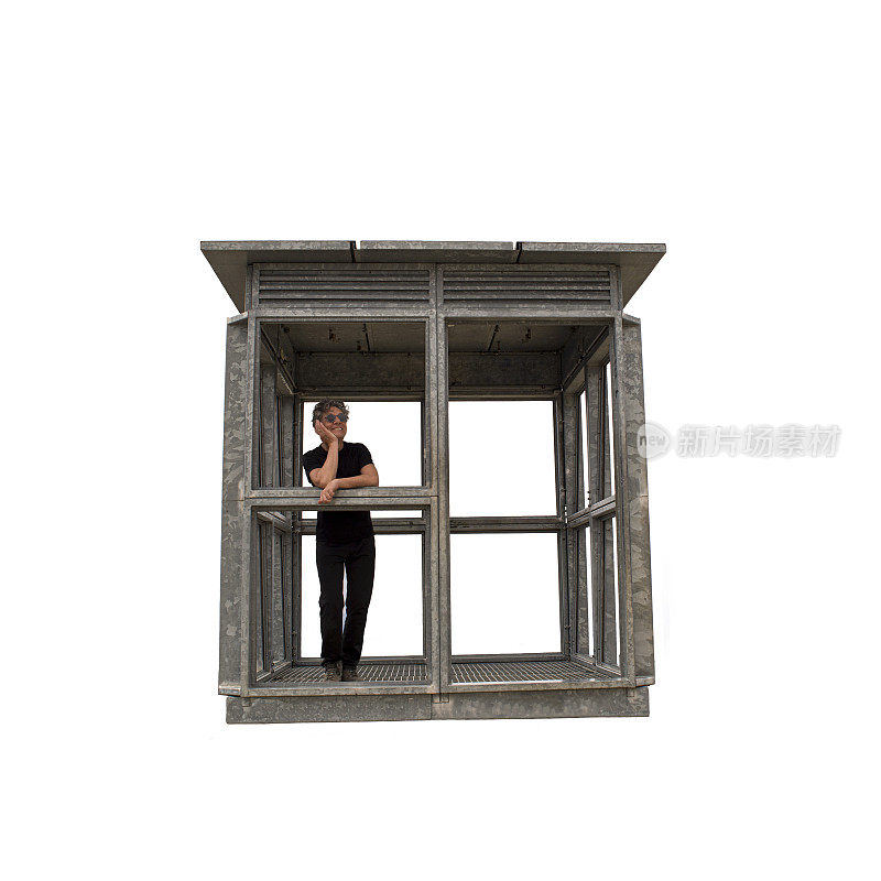 A man in a suspended métal window